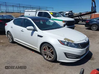 2013 Kia Optima SX z VIN 5XXGR4A67DG190723, wystawiony jako IAAI lot #42305393 z przebiegiem 139 668 mil mil oraz . Historia ofert i sprzedaży dostępna na DreamBid. Obrazek 1.