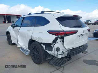 2024 Toyota Highlander LE z VIN 5TDKDRAH7RS534676, wystawiony jako IAAI lot #41516978 z przebiegiem 11 272 mil mil oraz . Historia ofert i sprzedaży dostępna na DreamBid. Obrazek 3.