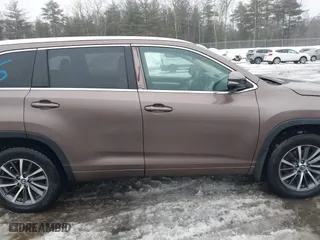 2017 Toyota Highlander XLE with VIN 5TDJZRFH9HS363191, listed as a IAAI auction lot 41642975 with 255,219 mi miles. Bid and sale history available at carsss.com. Image 13.
