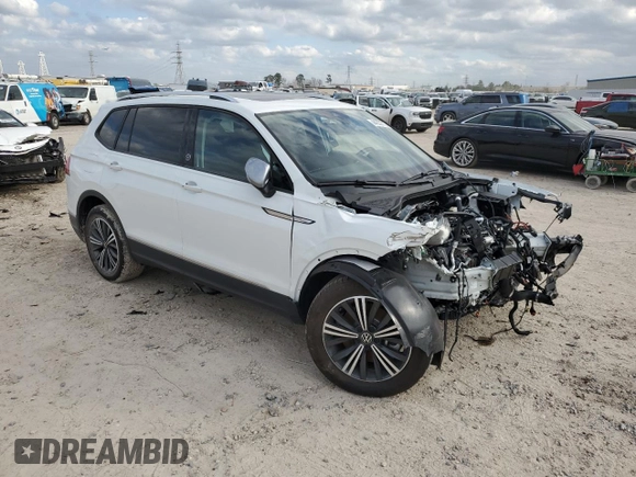 2024 Volkswagen Tiguan z VIN 3VVTB7AXXRM208006, wystawiony jako Copart lot #44222715 z przebiegiem 1 904 mil mil oraz Szkoda całkowita • Salvage title. Historia ofert i sprzedaży dostępna na DreamBid. Obrazek 4.