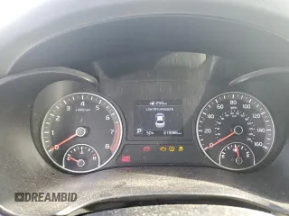 2020 Kia Optima LX z VIN 5XXGT4L30LG389034, wystawiony jako Copart lot #49735975 z przebiegiem 219 985 mil mil oraz Szkoda całkowita • Salvage title. Historia ofert i sprzedaży dostępna na DreamBid. Obrazek 9.