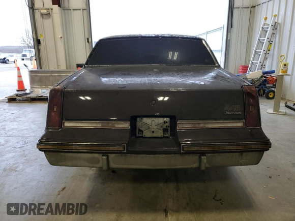 1987 Oldsmobile Cutlass z VIN 1G3GR1195HP307304, wystawiony jako Copart lot #83901444 z przebiegiem 4856 mil mil oraz Nie do naprawy. Historia ofert i sprzedaży dostępna na DreamBid. Obrazek 6.