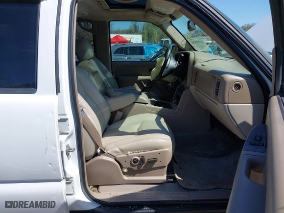 2005 Chevrolet Tahoe LT with VIN 1GNEK13T75R131741, listed as a IAAI auction lot 41992850 with 262,880 mi miles. Bid and sale history available at carsss.com. Image 5.