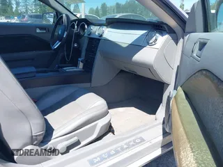 2006 Ford Mustang GT Deluxe z VIN 1ZVHT82H065175045, wystawiony jako IAAI lot #42446022 z przebiegiem 144 165 mil mil oraz . Historia ofert i sprzedaży dostępna na DreamBid. Obrazek 5.