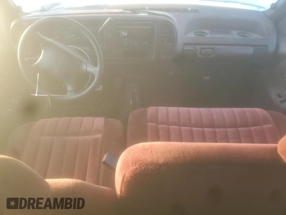 1995 GMC Sierra 1500 z VIN 2GTEK19KXS1504198, wystawiony jako Copart lot #87508215 z przebiegiem 3 210 847 mil mil oraz Szkody całkowita. Historia ofert i sprzedaży dostępna na DreamBid. Obrazek 8.