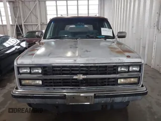 1989 Chevrolet Suburban z VIN 1GNEV16K2KF127586, wystawiony jako IAAI lot #41867659 z przebiegiem 71 373 mil mil oraz . Historia ofert i sprzedaży dostępna na DreamBid. Obrazek 6.