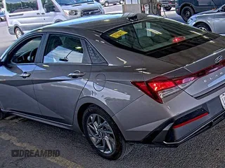 2024 Hyundai Elantra SEL z VIN KMHLM4DG8RU636246, wystawiony jako IAAI lot #42808858 z przebiegiem 37 872 mil mil oraz . Historia ofert i sprzedaży dostępna na DreamBid. Obrazek 15.