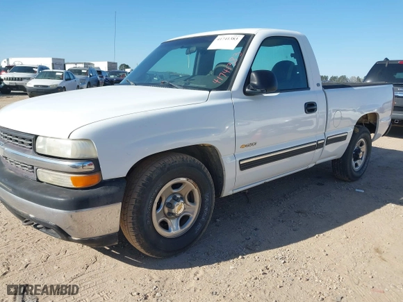 2000 Chevrolet Silverado 1500 with VIN 1GCEC14V3YZ352005, listed as a IAAI auction lot 41741383 with 300,705 mi miles. Bid and sale history available at carsss.com. Image 2.