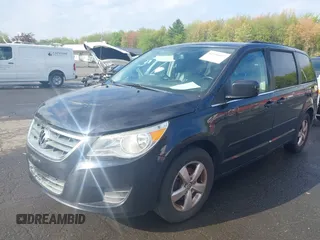 2011 Volkswagen Routan SE z VIN 2V4RW3DG3BR717246, wystawiony jako IAAI lot #42196697 z przebiegiem 155 375 mil mil oraz . Historia ofert i sprzedaży dostępna na DreamBid. Obrazek 2.