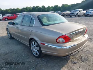 2004 Jaguar X-Type z VIN SAJEA51C84WD82052, wystawiony jako IAAI lot #42240141 z przebiegiem 50 631 mil mil oraz . Historia ofert i sprzedaży dostępna na DreamBid. Obrazek 3.