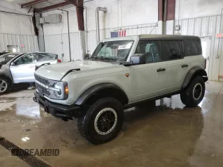 2024 Ford Bronco Badlands z VIN 1FMEE9BP5RLA70638, wystawiony jako Copart lot #57488895 z przebiegiem 20 310 mil mil oraz Szkoda całkowita • Salvage title. Historia ofert i sprzedaży dostępna na DreamBid. Obrazek 1.