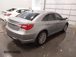 2013 Chrysler 200 Limited z VIN 1C3CCBCG2DN579109, wystawiony jako IAAI lot #42220452 z przebiegiem 139 493 mil mil oraz . Historia ofert i sprzedaży dostępna na DreamBid. Obrazek 4.