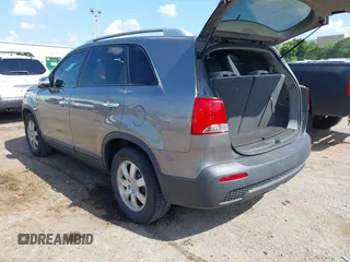 2013 Kia Sorento LX z VIN 5XYKTDA24DG349430, wystawiony jako IAAI lot #42549811 z przebiegiem 204 664 mil mil oraz . Historia ofert i sprzedaży dostępna na DreamBid. Obrazek 3.