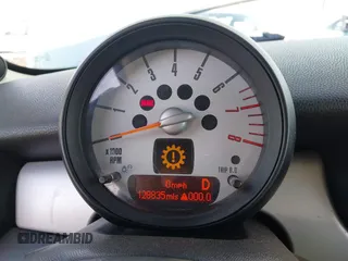 2011 MINI Hardtop z VIN WMWSU3C57BT251053, wystawiony jako IAAI lot #41774654 z przebiegiem 128 835 mil mil oraz . Historia ofert i sprzedaży dostępna na DreamBid. Obrazek 7.