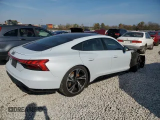 2024 Audi e-tron GT Premium Plus z VIN WAUCJBFW3R7004062, wystawiony jako Copart lot #77770684 z przebiegiem 3092 mil mil oraz Szkody całkowita. Historia ofert i sprzedaży dostępna na DreamBid. Obrazek 3.