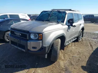 2024 Toyota Land Cruiser z VIN JTEABFAJ3RK001357, wystawiony jako IAAI lot #41206628 z przebiegiem 7060 mil mil oraz . Historia ofert i sprzedaży dostępna na DreamBid. Obrazek 2.