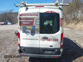 2016 Ford Transit Cargo z VIN 1FTYR2CG4GKA82911, wystawiony jako IAAI lot #41909433 z przebiegiem Nie podano mil oraz . Historia ofert i sprzedaży dostępna na DreamBid. Obrazek 17.