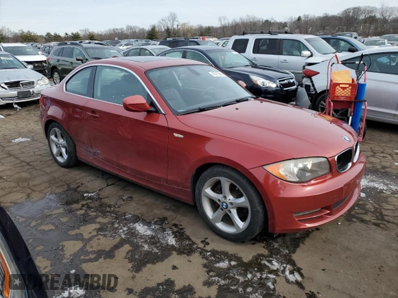 2011 BMW 1 Series 128i z VIN WBAUP9C52BVL89574, wystawiony jako Copart lot #43713545 z przebiegiem 121 819 mil mil oraz Szkody całkowita. Historia ofert i sprzedaży dostępna na DreamBid. Obrazek 4.