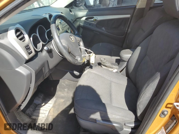2009 Toyota Matrix S z VIN 2T1KE40E19C006065, wystawiony jako Copart lot #58270085 z przebiegiem 98 151 mil mil oraz Czysty tytuł • Clean title. Historia ofert i sprzedaży dostępna na DreamBid. Obrazek 7.