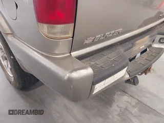 2002 Chevrolet Blazer LS z VIN 1GNDT13WX2K182268, wystawiony jako IAAI lot #41872743 z przebiegiem 135 008 mil mil oraz . Historia ofert i sprzedaży dostępna na DreamBid. Obrazek 17.