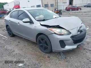 2013 Mazda 3 i Sport z VIN JM1BL1U75D1743637, wystawiony jako IAAI lot #42258672 z przebiegiem 151 404 mil mil oraz . Historia ofert i sprzedaży dostępna na DreamBid. Obrazek 1.