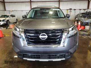 2024 Nissan Pathfinder SL z VIN 5N1DR3CD6RC272468, wystawiony jako Copart lot #58295815 z przebiegiem 5 147 mil mil oraz Szkoda całkowita • Salvage title. Historia ofert i sprzedaży dostępna na DreamBid. Obrazek 5.