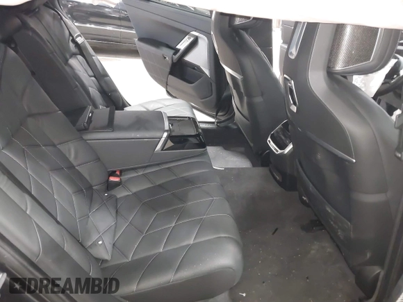 2023 BMW i7 xDrive60 z VIN WBY53EJ07PCM80196, wystawiony jako IAAI lot #41666074 z przebiegiem 25 640 mil mil oraz . Historia ofert i sprzedaży dostępna na DreamBid. Obrazek 8.