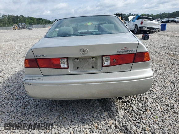 2001 Toyota Camry CE z VIN 4T1BG22K91U053266, wystawiony jako Copart lot #56991785 z przebiegiem 130 502 mil mil oraz Szkoda całkowita • Salvage title. Historia ofert i sprzedaży dostępna na DreamBid. Obrazek 6.