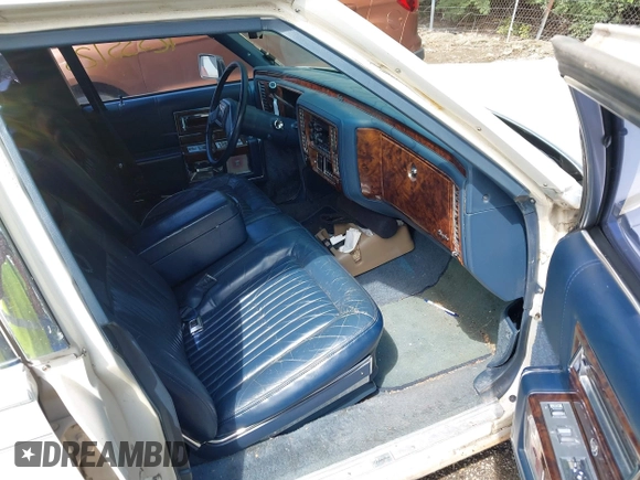 1991 Cadillac Brougham z VIN 1G6DW54E5MR723477, wystawiony jako IAAI lot #42535123 z przebiegiem 300 768 mil mil oraz . Historia ofert i sprzedaży dostępna na DreamBid. Obrazek 5.