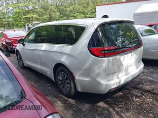2024 Chrysler Pacifica Hybrid Select z VIN 2C4RC1S71RR118334, wystawiony jako IAAI lot #42320645 z przebiegiem 43 811 mil mil oraz . Historia ofert i sprzedaży dostępna na DreamBid. Obrazek 3.