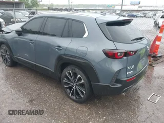 2023 Mazda CX-50 S Premium Plus z VIN 7MMVABEMXPN104518, wystawiony jako IAAI lot #42184893 z przebiegiem 61 991 mil mil oraz . Historia ofert i sprzedaży dostępna na DreamBid. Obrazek 3.