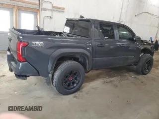 2024 Toyota Tacoma SR5 z VIN 3TMLB5JN6RM060647, wystawiony jako Copart lot #53515055 z przebiegiem 7 240 mil mil oraz Szkoda całkowita • Salvage title. Historia ofert i sprzedaży dostępna na DreamBid. Obrazek 3.
