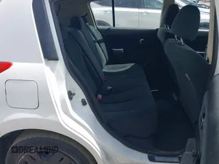 2010 Nissan Versa S z VIN 3N1BC1CP7AL457734, wystawiony jako IAAI lot #42418882 z przebiegiem 194 207 mil mil oraz . Historia ofert i sprzedaży dostępna na DreamBid. Obrazek 8.