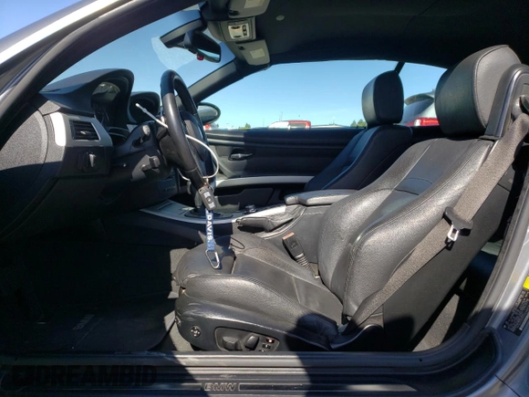 2008 BMW 3 Series 328i z VIN WBAWR33538P152346, wystawiony jako Copart lot #57101985 z przebiegiem 131 504 mil mil oraz Szkoda całkowita • Salvage title. Historia ofert i sprzedaży dostępna na DreamBid. Obrazek 7.