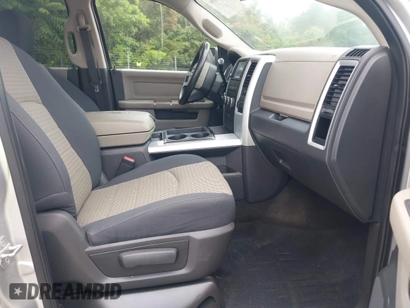 2010 Dodge 2500 SLT z VIN 3D7UT2CL9AG130789, wystawiony jako IAAI lot #42358839 z przebiegiem 128 802 mil mil oraz . Historia ofert i sprzedaży dostępna na DreamBid. Obrazek 5.