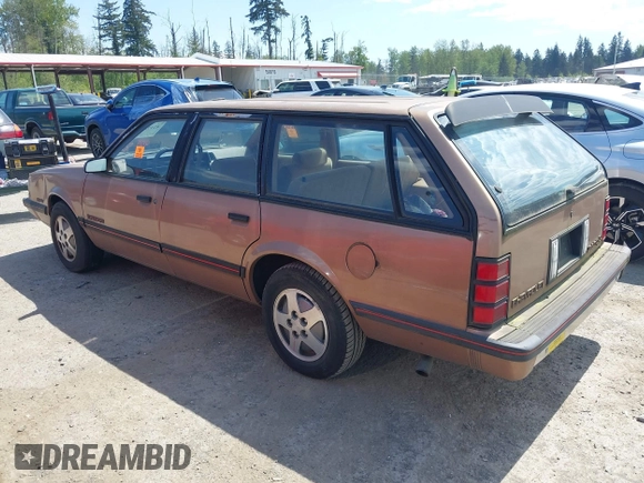 1988 Chevrolet Celebrity z VIN 1G1AW81W0J6173951, wystawiony jako IAAI lot #42173499 z przebiegiem 93 453 mil mil oraz . Historia ofert i sprzedaży dostępna na DreamBid. Obrazek 3.