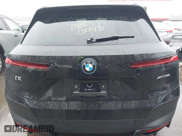 2024 BMW iX xDrive50 z VIN WB523CF04RCR31259, wystawiony jako IAAI lot #41559235 z przebiegiem Nie podano mil oraz . Historia ofert i sprzedaży dostępna na DreamBid. Obrazek 16.