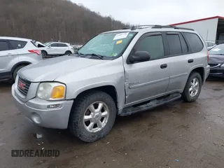 2006 GMC Envoy SLE z VIN 1GKDT13S562187698, wystawiony jako IAAI lot #41808778 z przebiegiem 167 023 mil mil oraz . Historia ofert i sprzedaży dostępna na DreamBid. Obrazek 2.