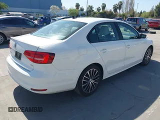 2015 Volkswagen Jetta SE z VIN 3VWD17AJ8FM427248, wystawiony jako IAAI lot #41982151 z przebiegiem 56 526 mil mil oraz . Historia ofert i sprzedaży dostępna na DreamBid. Obrazek 4.
