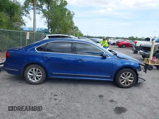 2017 Volkswagen Passat S z VIN 1VWAT7A30HC067492, wystawiony jako IAAI lot #41796538 z przebiegiem 43 926 mil mil oraz . Historia ofert i sprzedaży dostępna na DreamBid. Obrazek 14.