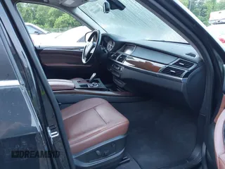 2013 BMW X5 xDrive50i с VIN 5UXZV8C57D0C15445, выставлен на аукционе IAAI как лот 42508989 с пробегом 102 212 миль миль и . История ставок и продаж доступна на DreamBid. Изображение 5.