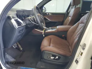 2025 BMW X5 xDrive40i z VIN 5UX23EU01S9X75945, wystawiony jako Copart lot #53264685 z przebiegiem 3 254 mil mil oraz Szkoda całkowita • Salvage title. Historia ofert i sprzedaży dostępna na DreamBid. Obrazek 7.