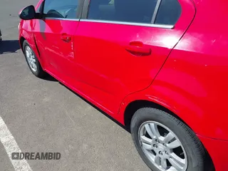 2014 Chevrolet Sonic LT z VIN 1G1JC5SHXE4203739, wystawiony jako IAAI lot #42030758 z przebiegiem 112 438 mil mil oraz . Historia ofert i sprzedaży dostępna na DreamBid. Obrazek 12.