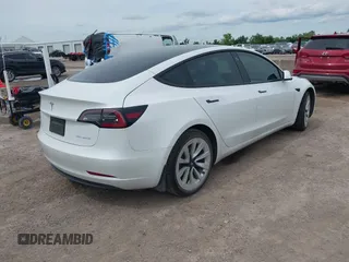 2022 Tesla Model 3 Long Range z VIN 5YJ3E1EB7NF241075, wystawiony jako IAAI lot #42217269 z przebiegiem 28 856 mil mil oraz . Historia ofert i sprzedaży dostępna na DreamBid. Obrazek 4.