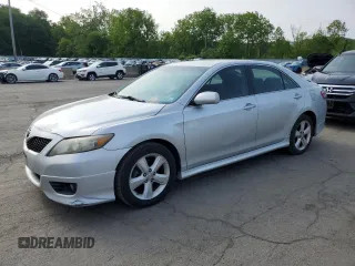 2010 Toyota Camry z VIN 4T1BF3EK1AU003899, wystawiony jako Copart lot #59215295 z przebiegiem 227 543 mil mil oraz Czysty tytuł • Clean title. Historia ofert i sprzedaży dostępna na DreamBid. Obrazek 1.