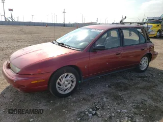 1999 Saturn SW z VIN 1G8ZK827XXZ348270, wystawiony jako Copart lot #67872244 z przebiegiem 110 936 mil mil oraz Szkody całkowita. Historia ofert i sprzedaży dostępna na DreamBid. Obrazek 1.