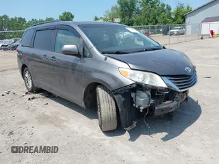 2012 Toyota Sienna XLE AAS z VIN 5TDYK3DCXCS202574, wystawiony jako IAAI lot #42714762 z przebiegiem 234 287 mil mil oraz . Historia ofert i sprzedaży dostępna na DreamBid. Obrazek 1.