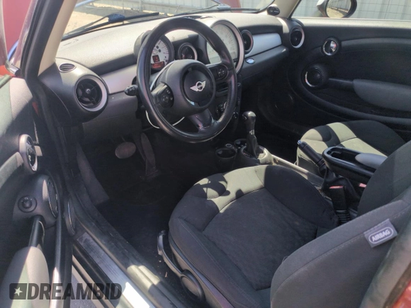 2011 MINI Hardtop z VIN WMWSU3C58BT252888, wystawiony jako Copart lot #55334725 z przebiegiem 59 701 mil mil oraz Szkody całkowita. Historia ofert i sprzedaży dostępna na DreamBid. Obrazek 8.