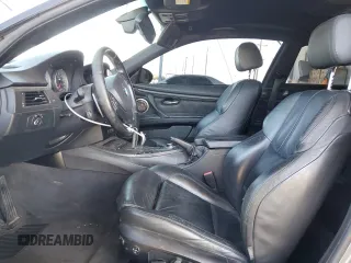 2013 BMW M3 z VIN WBSKG9C56DJ593159, wystawiony jako Copart lot #53714404 z przebiegiem 85 198 mil mil oraz Szkody całkowita. Historia ofert i sprzedaży dostępna na DreamBid. Obrazek 7.