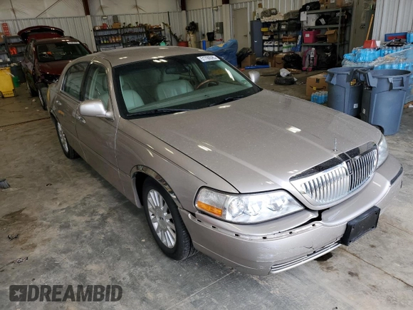 2003 Lincoln Town Car Signature z VIN 1LNHM82W13Y660122, wystawiony jako Copart lot #51790595 z przebiegiem 151 371 mil mil oraz Nie do naprawy • Non repairable. Historia ofert i sprzedaży dostępna na DreamBid. Obrazek 4.